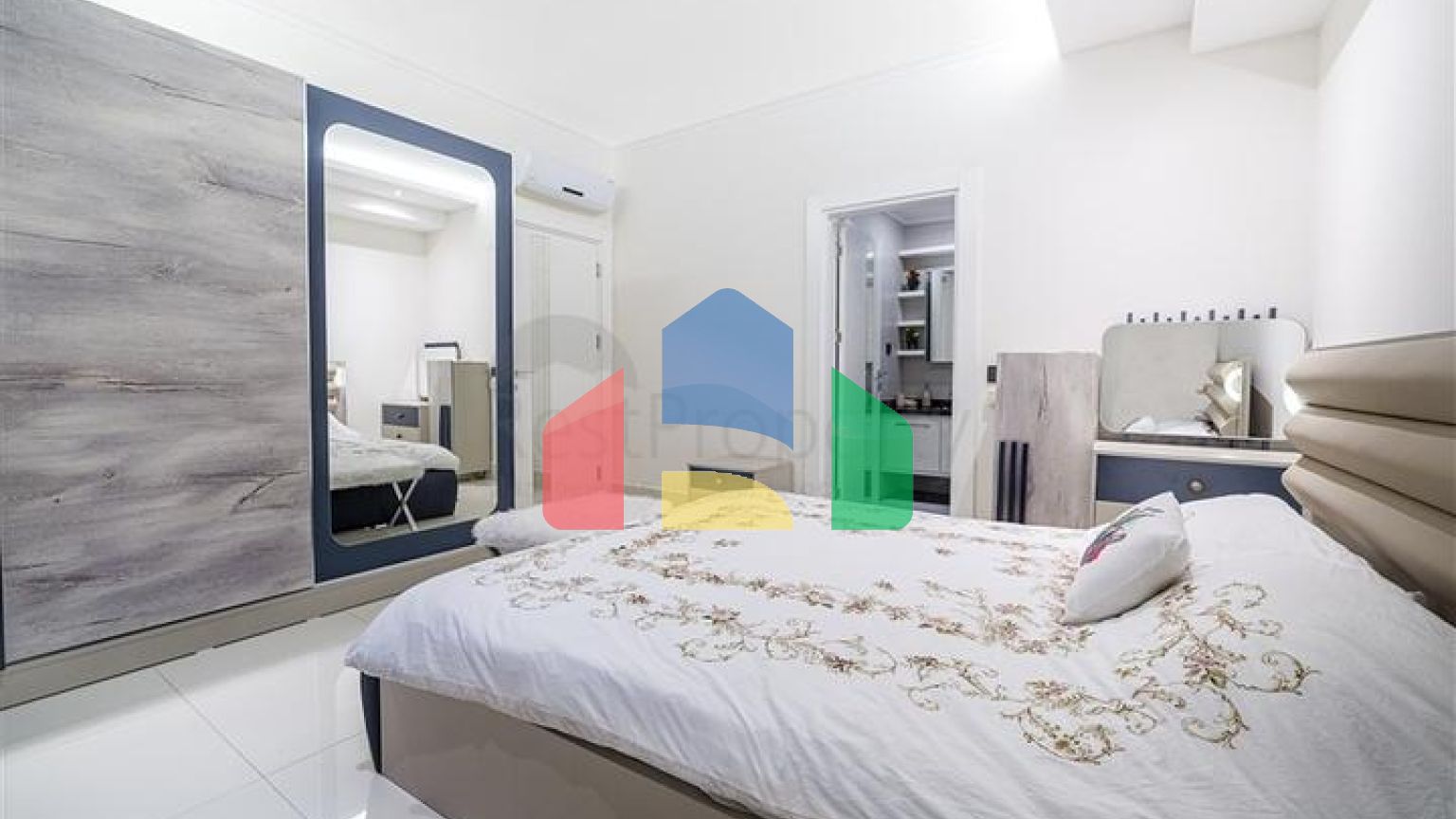 Пентхаус планировкой 3+1 с видом на Средиземное море