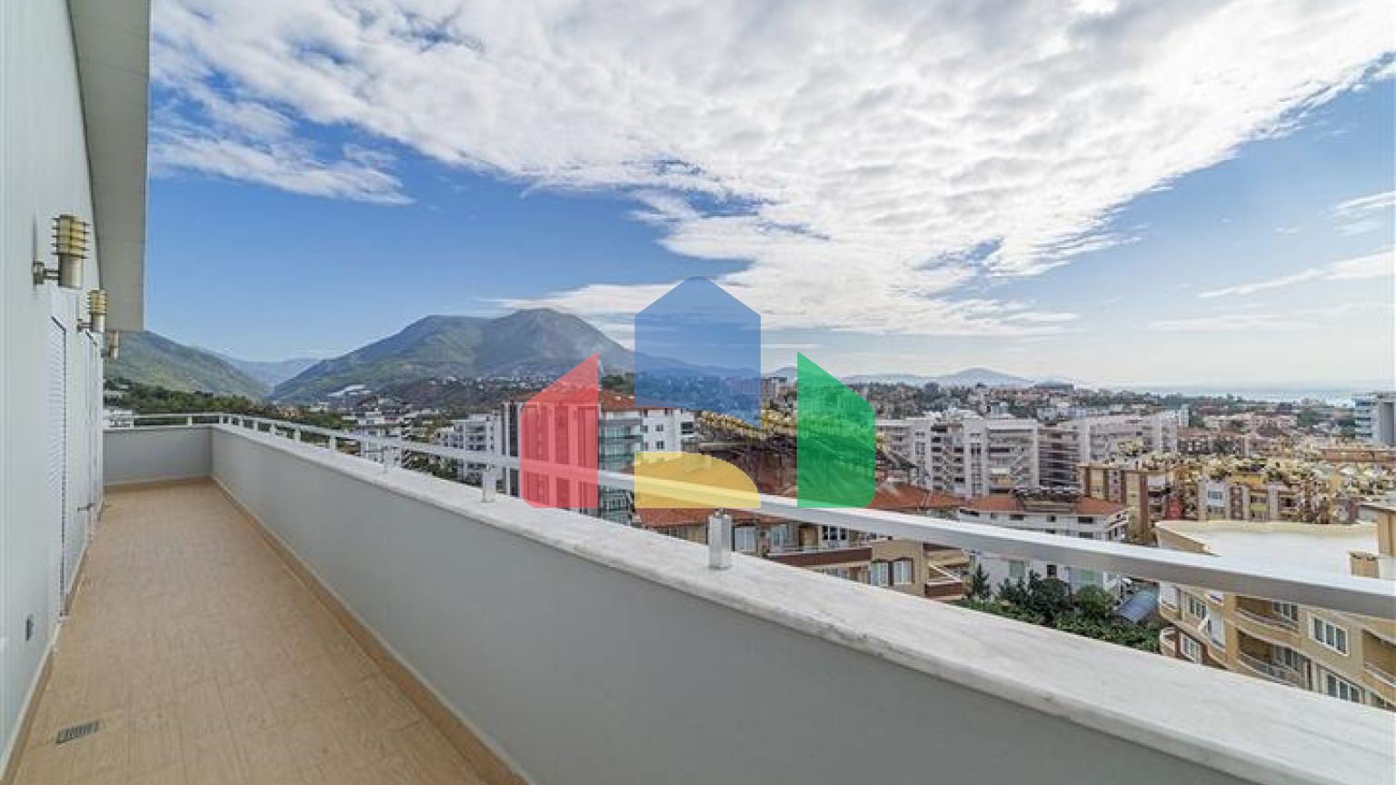 Пентхаус планировкой 3+1 с видом на Средиземное море