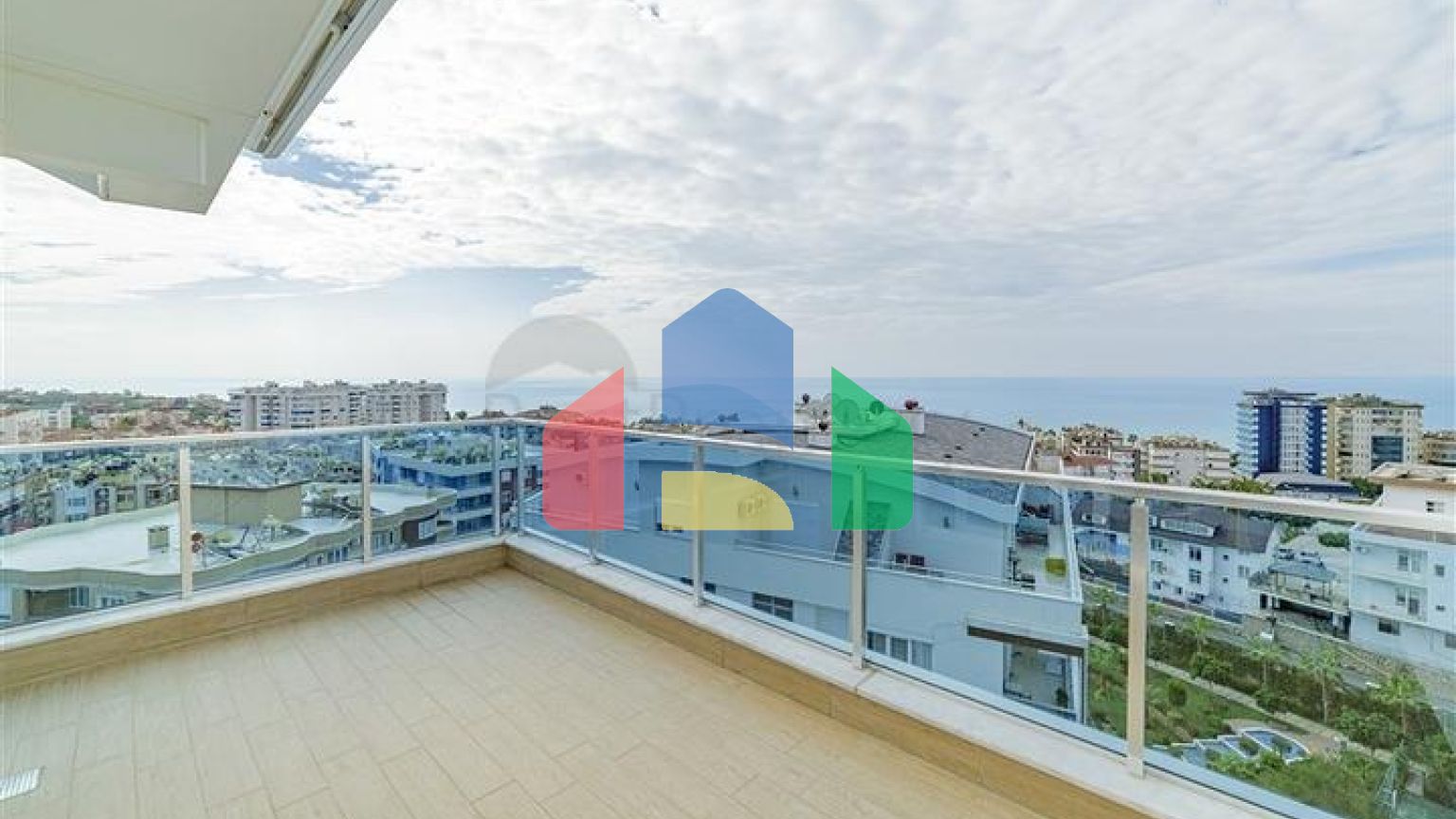 Пентхаус планировкой 3+1 с видом на Средиземное море