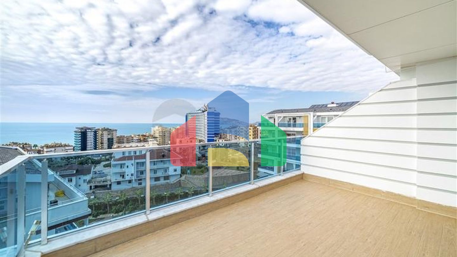 Пентхаус планировкой 3+1 с видом на Средиземное море