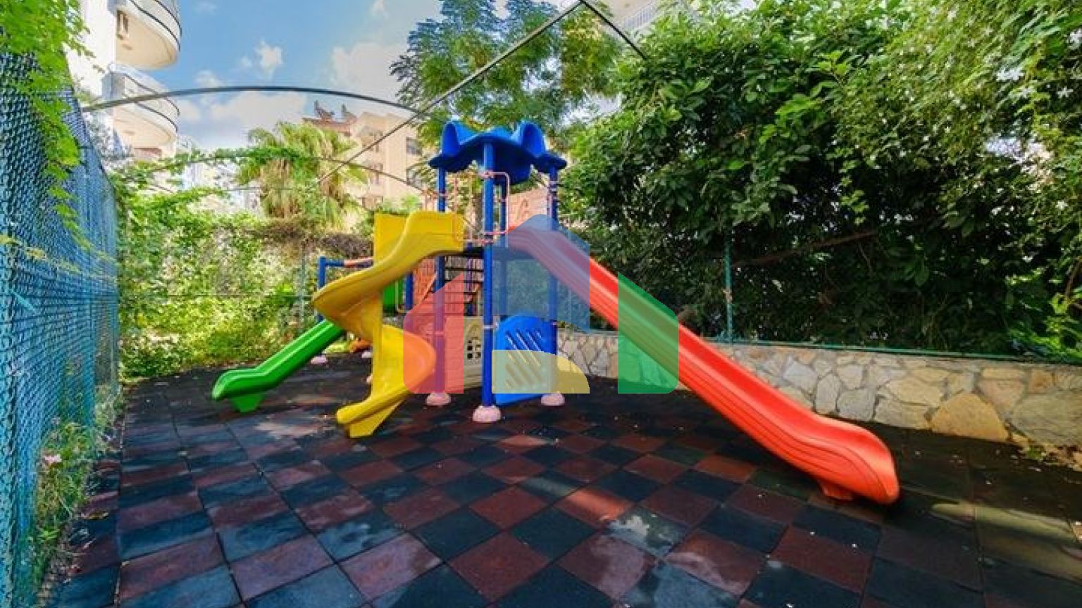 Велика квартира 2 + 1 для життя у відкритому для ВНЖ районі Тосмур