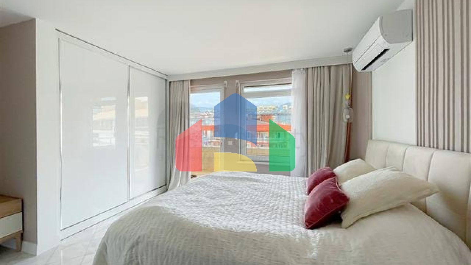 Пентхаус планировкой 3+1 с видом на море и горы