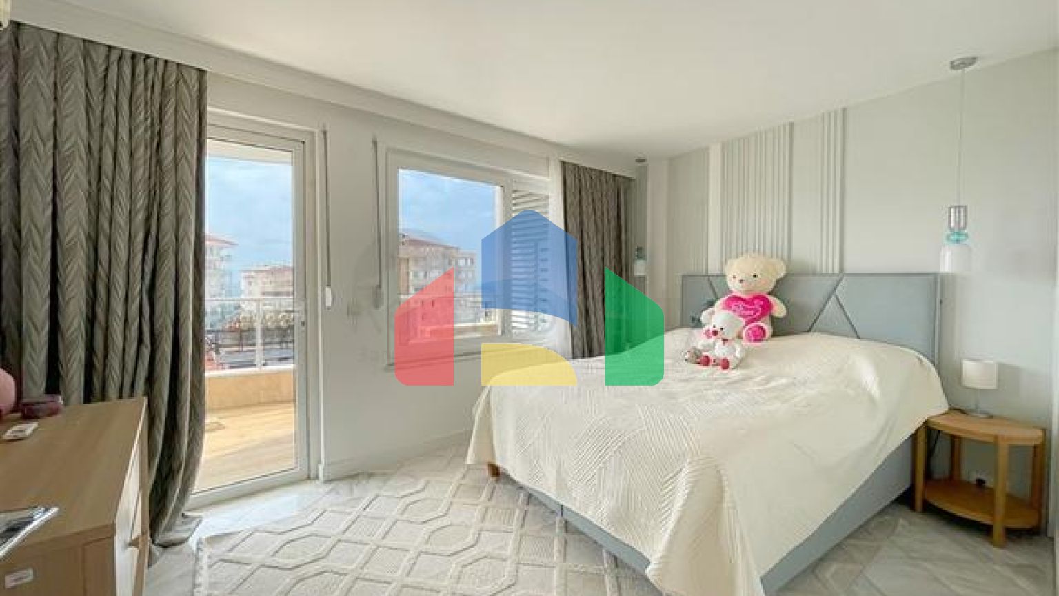 Пентхаус планировкой 3+1 с видом на море и горы