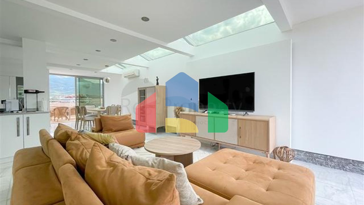 Пентхаус планировкой 3+1 с видом на море и горы