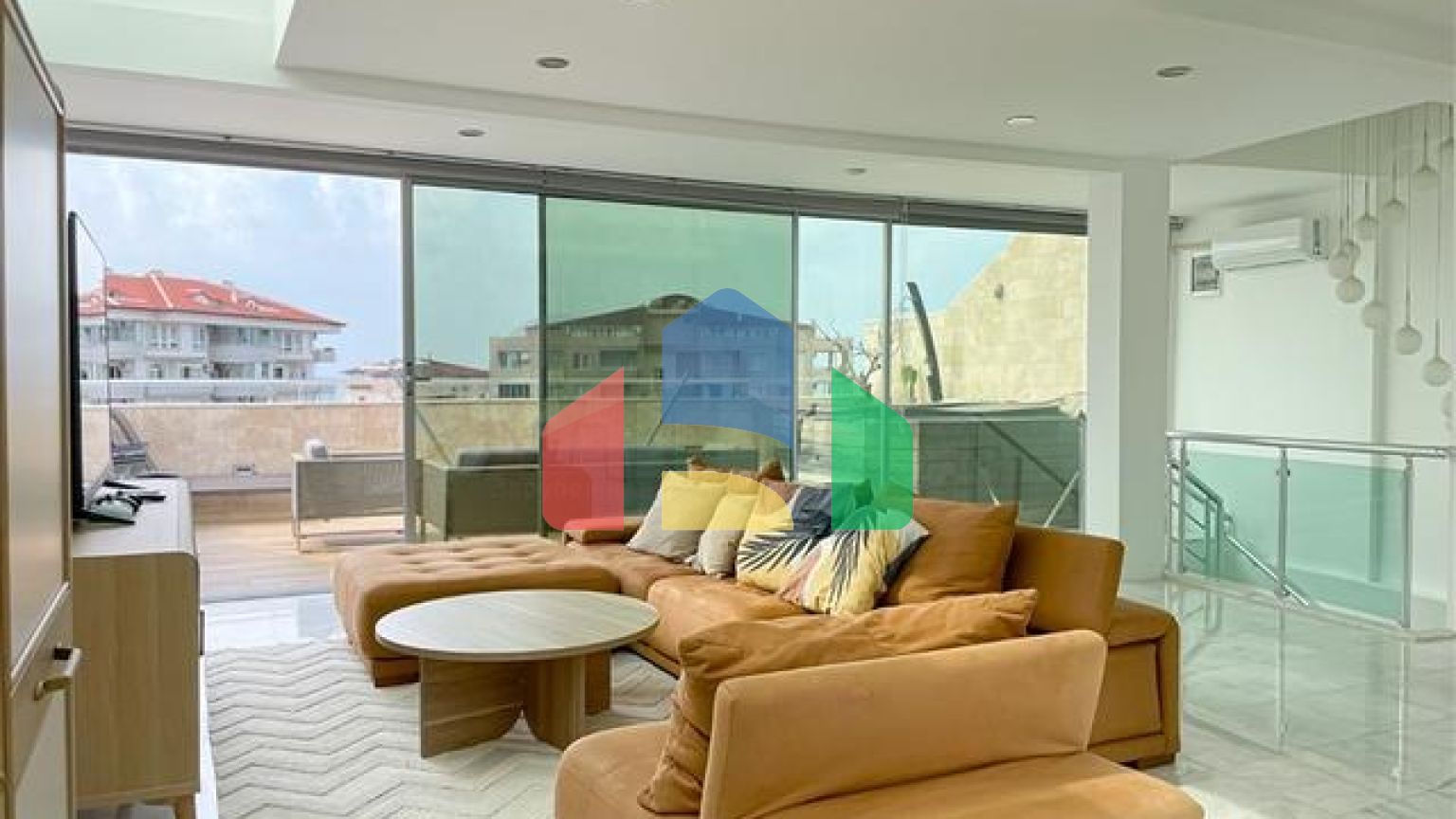 Пентхаус планировкой 3+1 с видом на море и горы