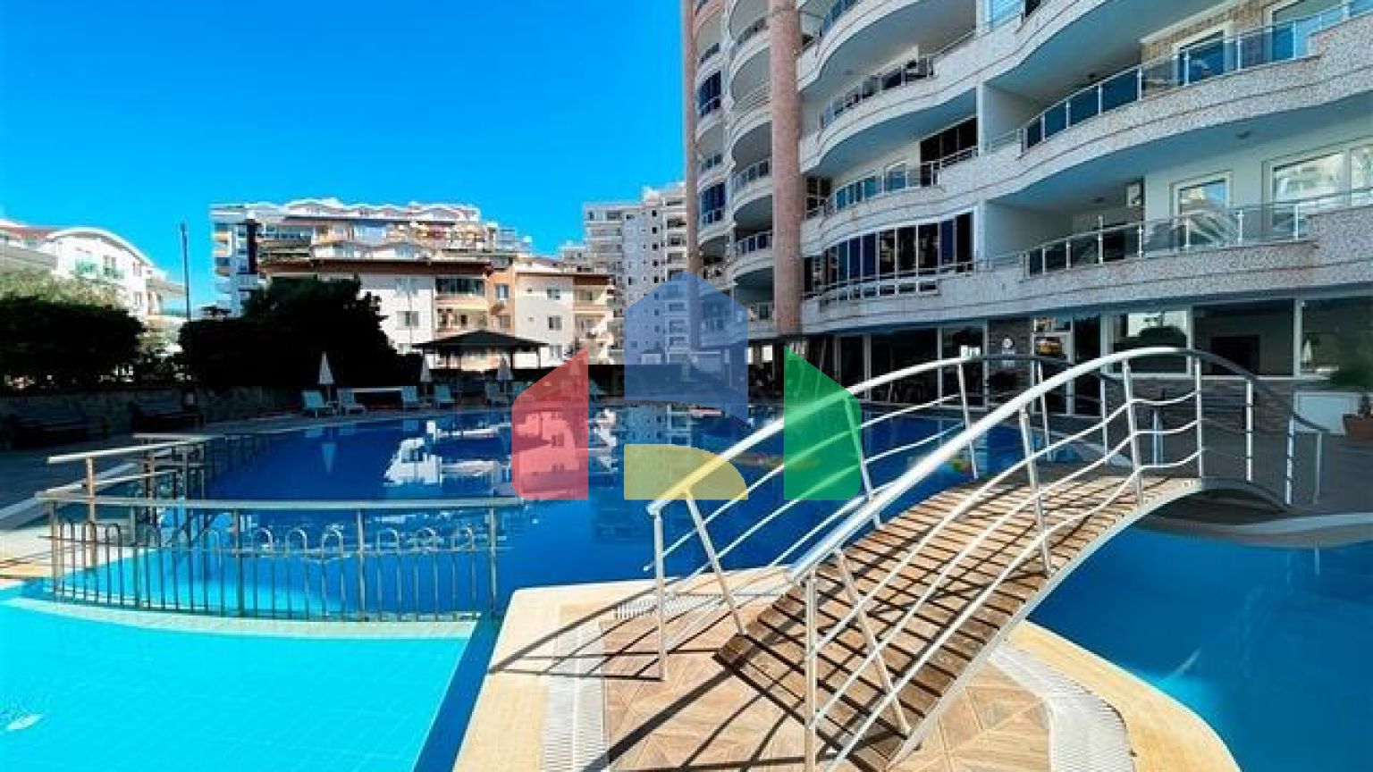 Пентхаус планировкой 3+1 с видом на море и горы