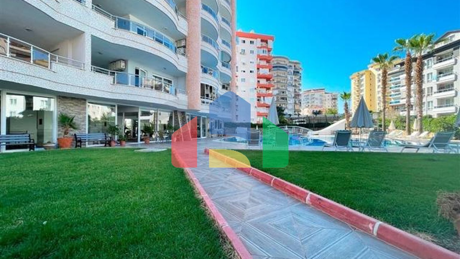 Пентхаус планировкой 3+1 с видом на море и горы