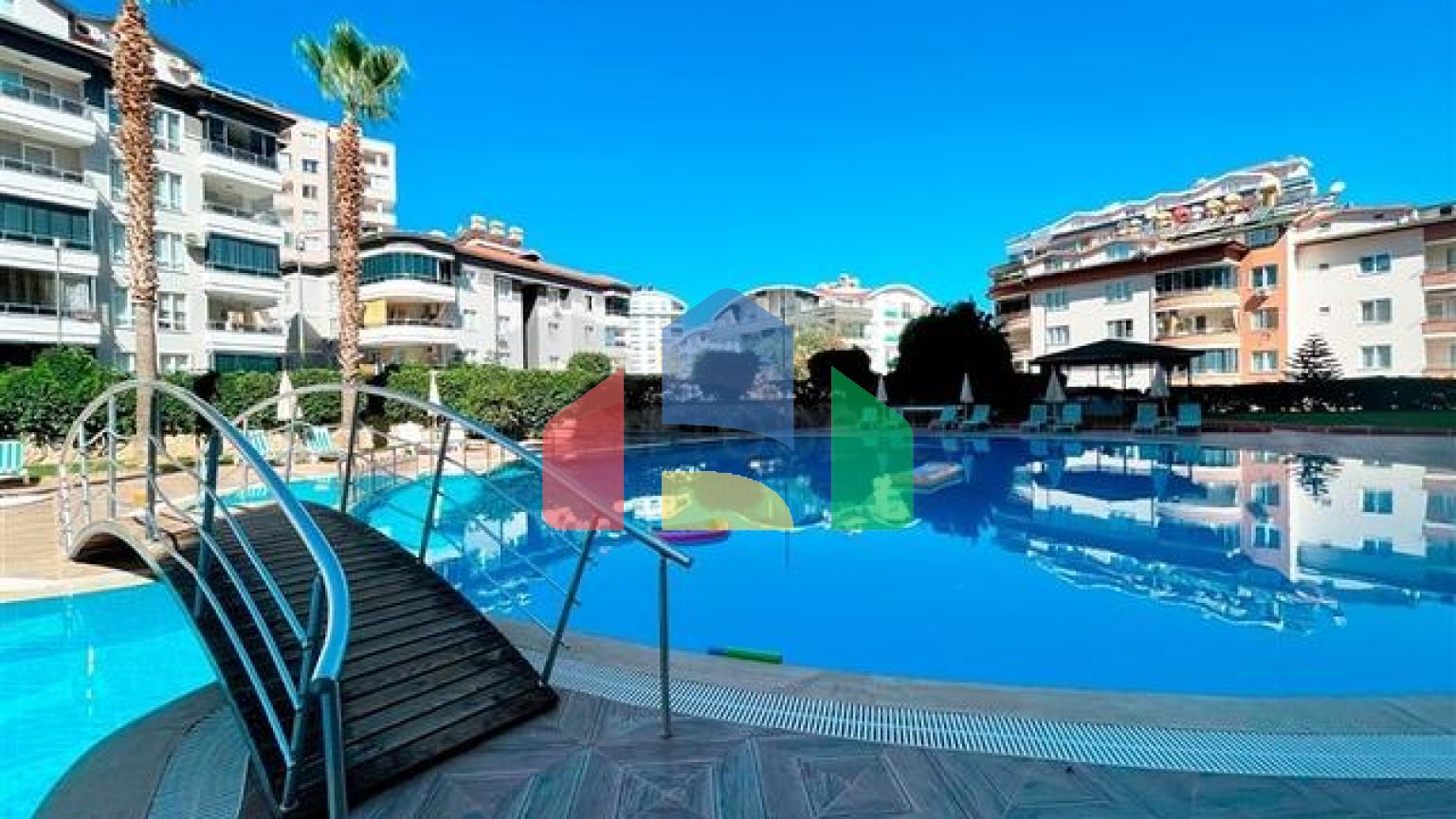 Пентхаус планировкой 3+1 с видом на море и горы