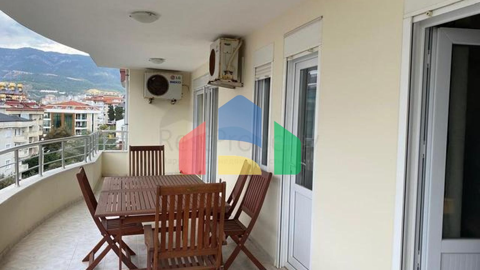 Просторная квартира для всей семьи в комплексе рядом с морем