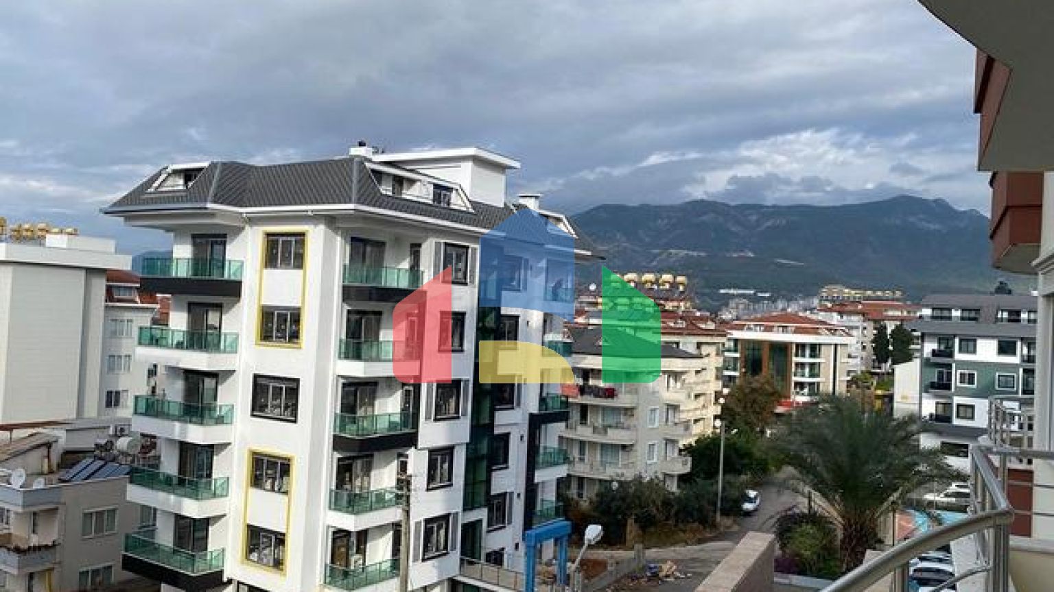 Просторная квартира для всей семьи в комплексе рядом с морем