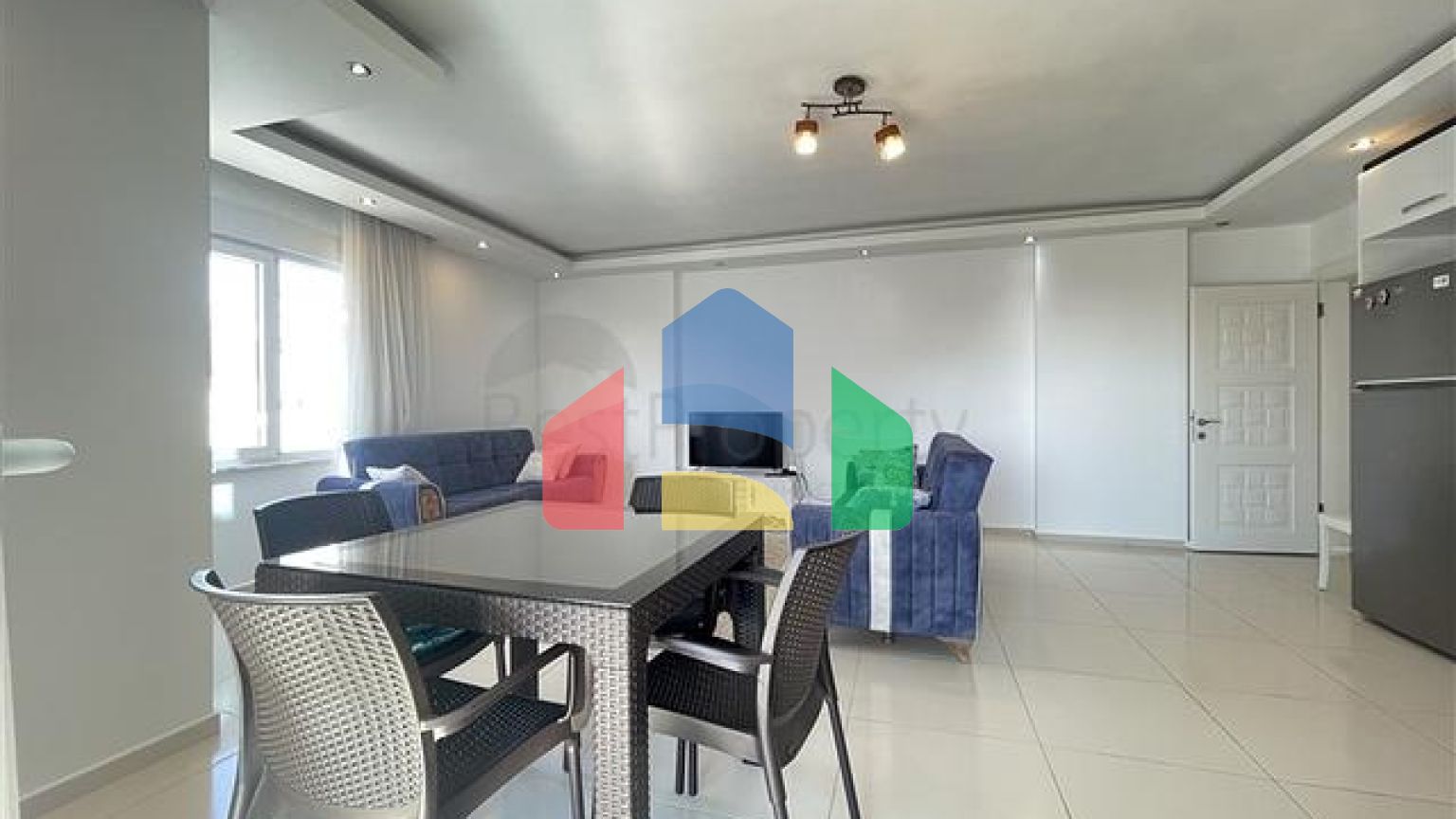 Просторная трехкомнатная квартира с большим балконом и видом на море