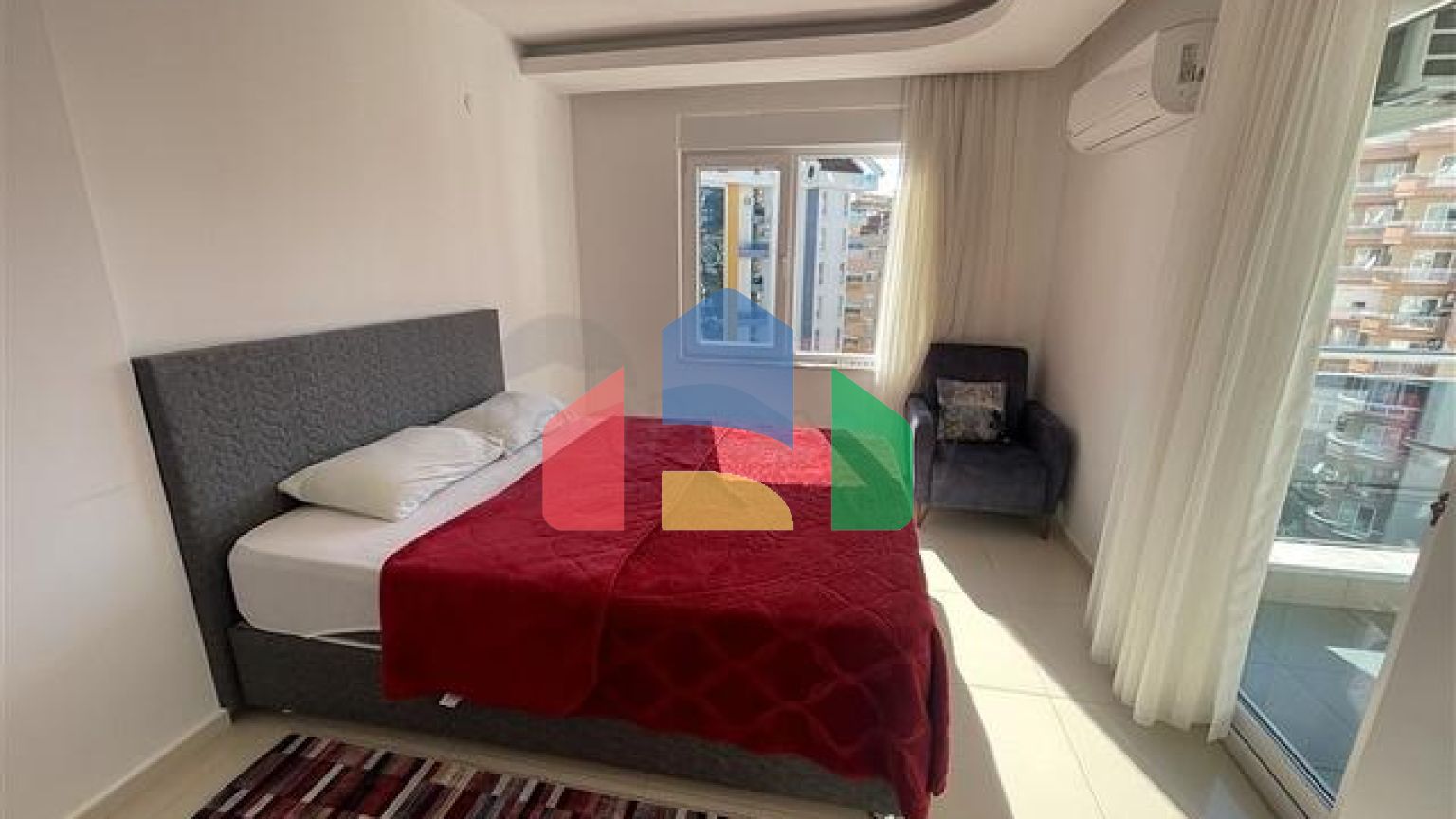 Просторная трехкомнатная квартира с большим балконом и видом на море