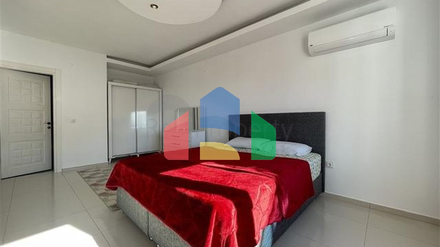 Просторная трехкомнатная квартира с большим балконом и видом на море