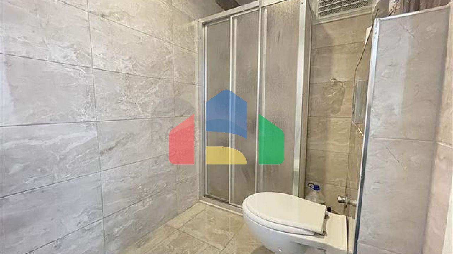 Просторная трехкомнатная квартира с большим балконом и видом на море