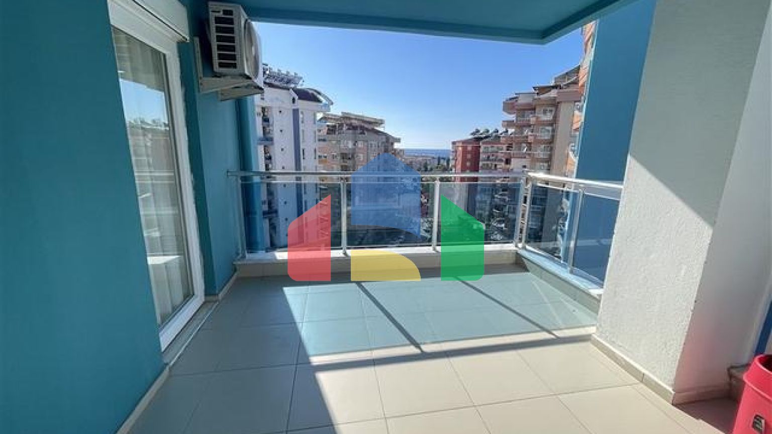 Просторная трехкомнатная квартира с большим балконом и видом на море