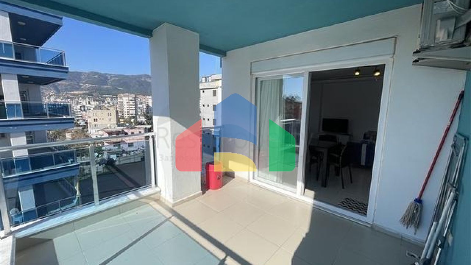 Просторная трехкомнатная квартира с большим балконом и видом на море