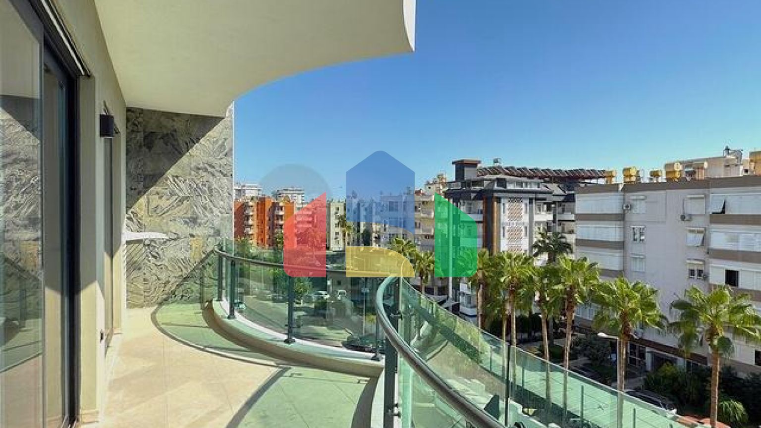 Современная меблированная квартира в 200 метрах от моря в Тосмуре