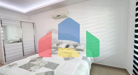 Простора трикімнатна квартира з гарним видом на басейн