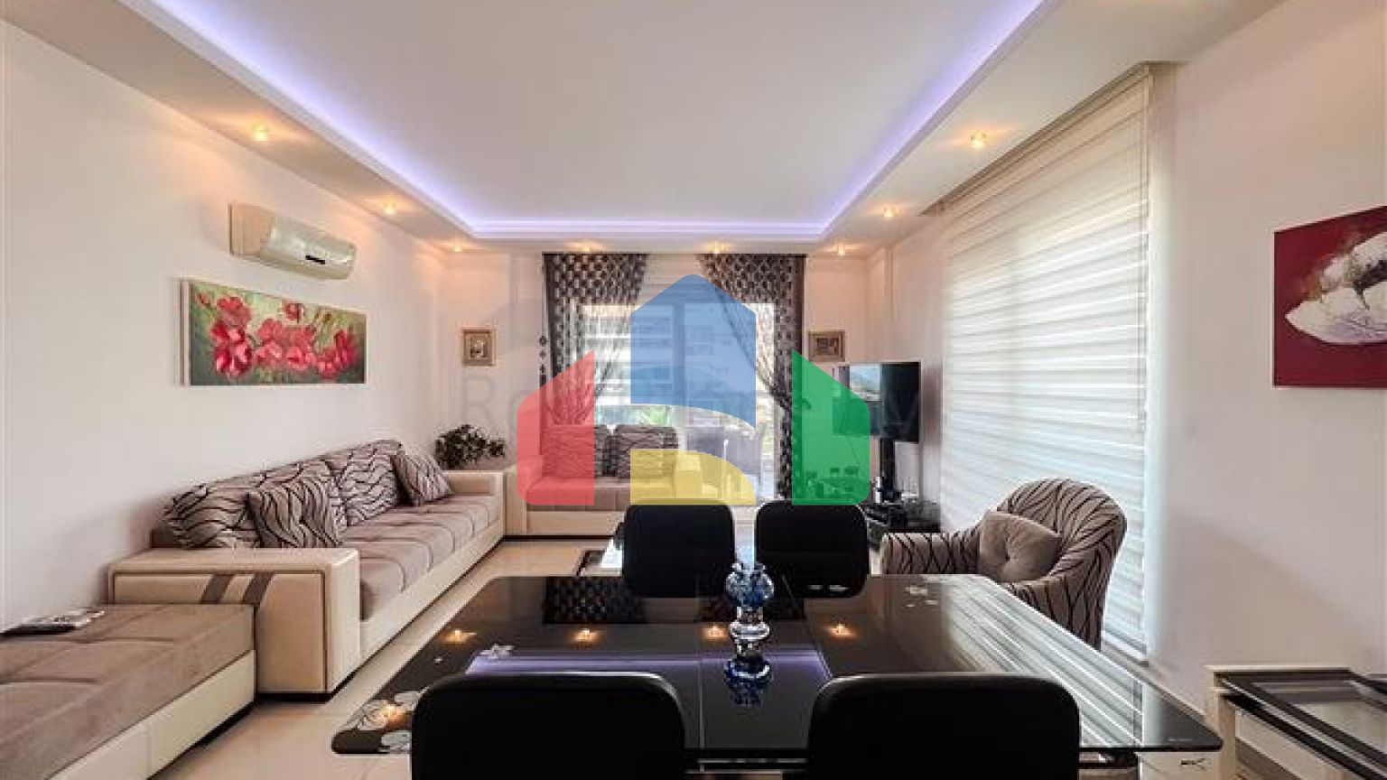 Простора трикімнатна квартира з гарним видом на басейн