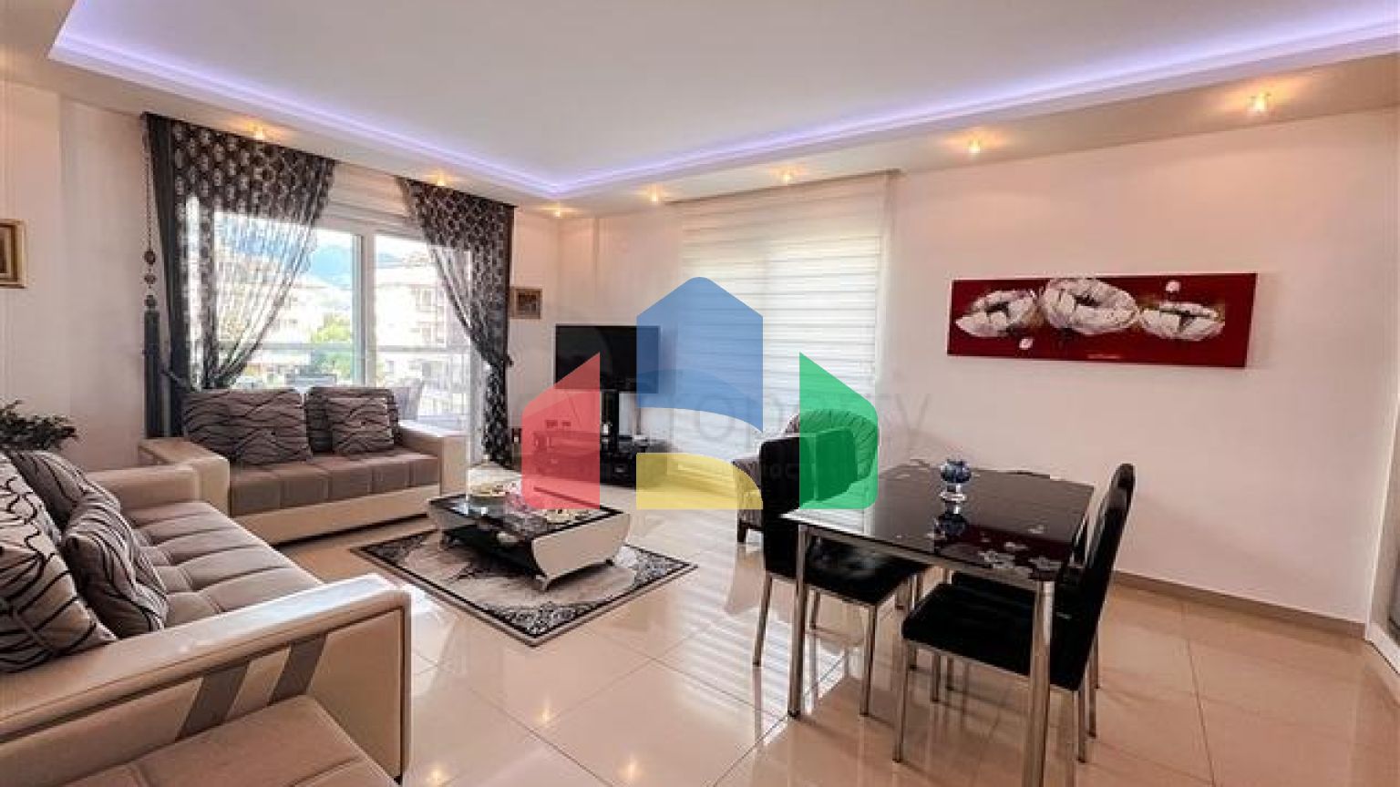 Простора трикімнатна квартира з гарним видом на басейн