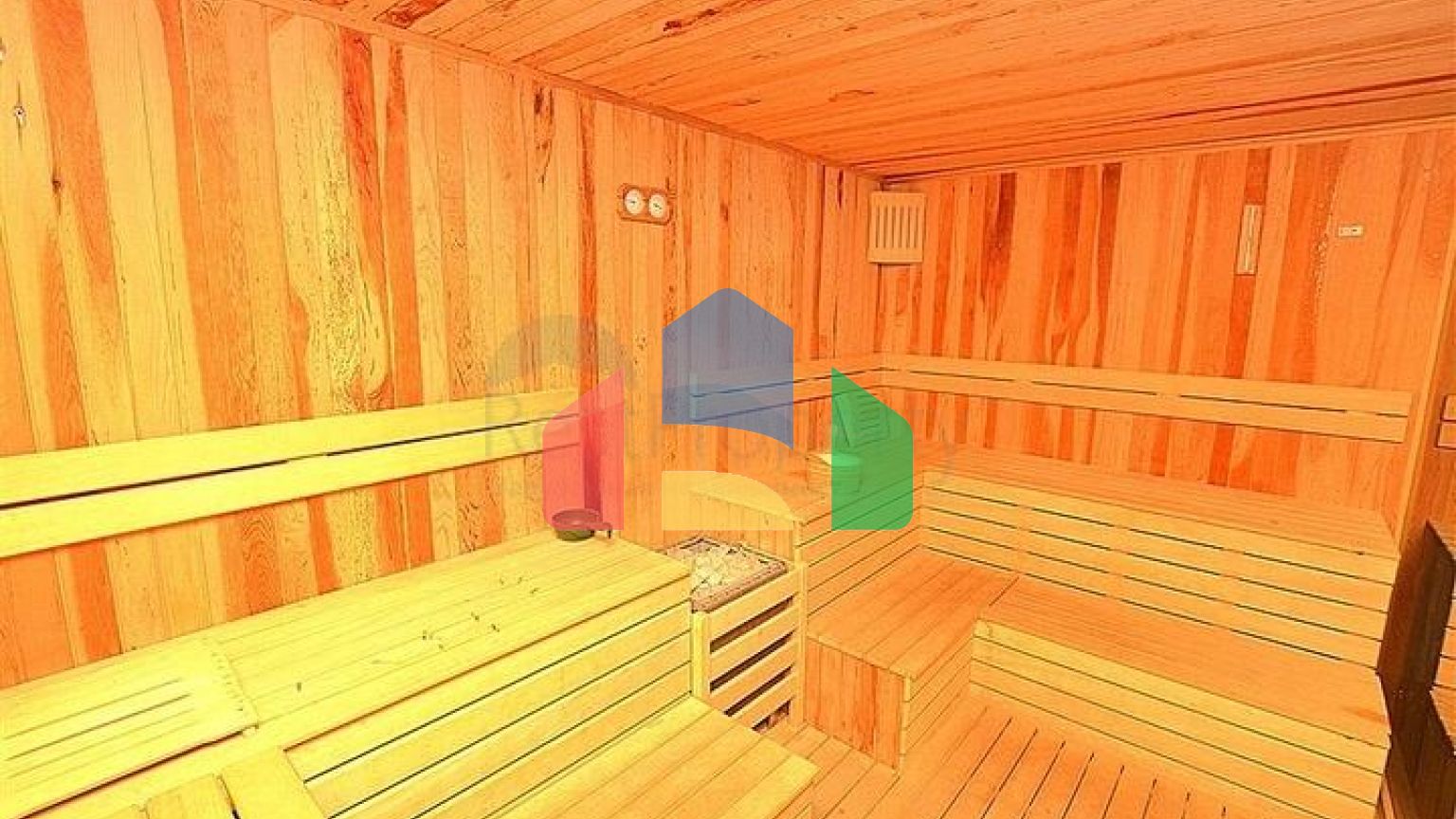 Простора трикімнатна квартира з гарним видом на басейн