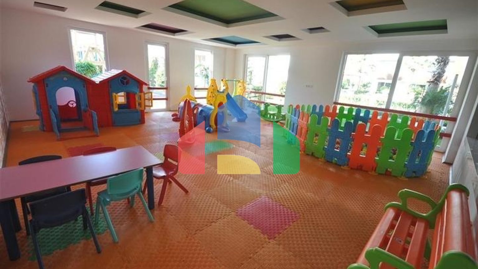 Простора трикімнатна квартира з гарним видом на басейн