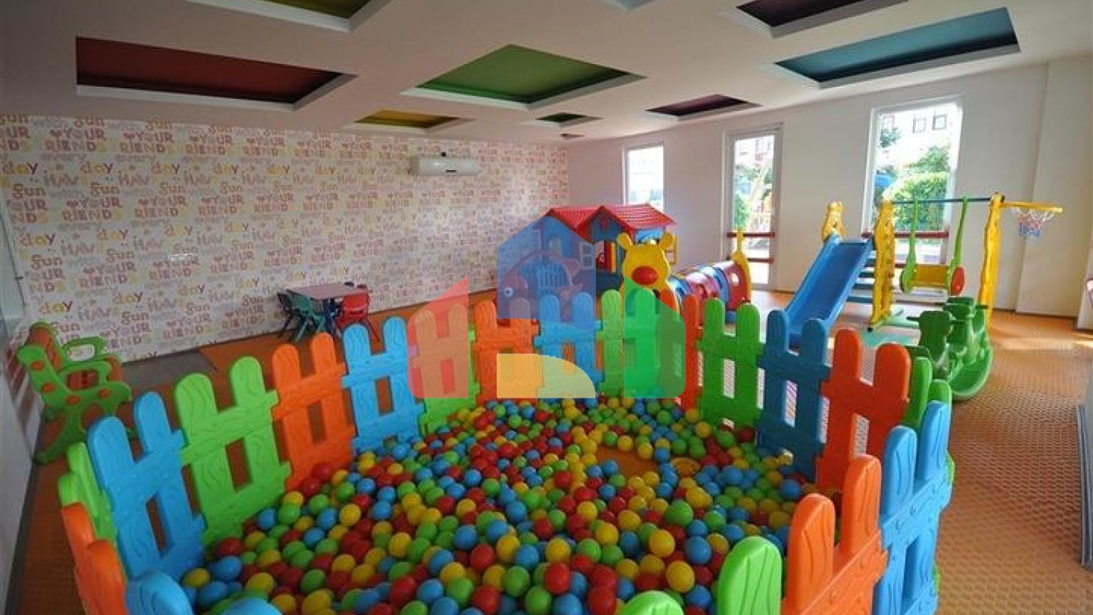 Простора трикімнатна квартира з гарним видом на басейн