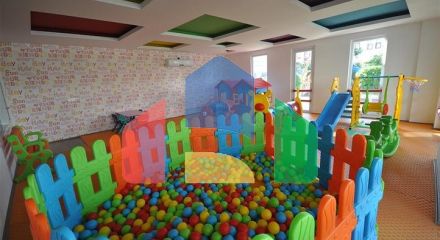 Простора трикімнатна квартира з гарним видом на басейн Простора трикімнатна квартира з гарним видом на басейн