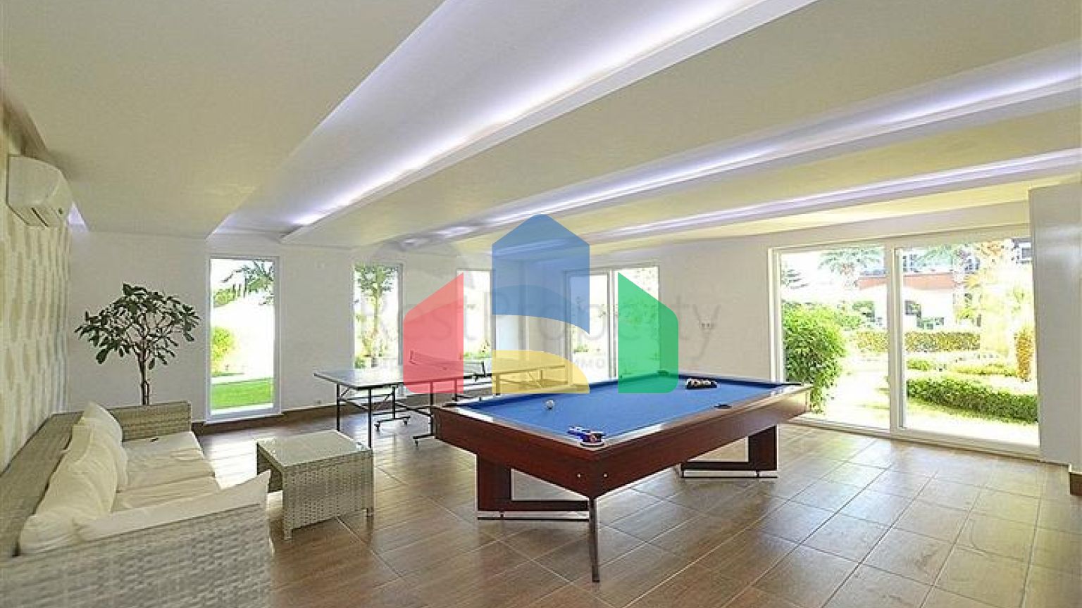 Простора трикімнатна квартира з гарним видом на басейн