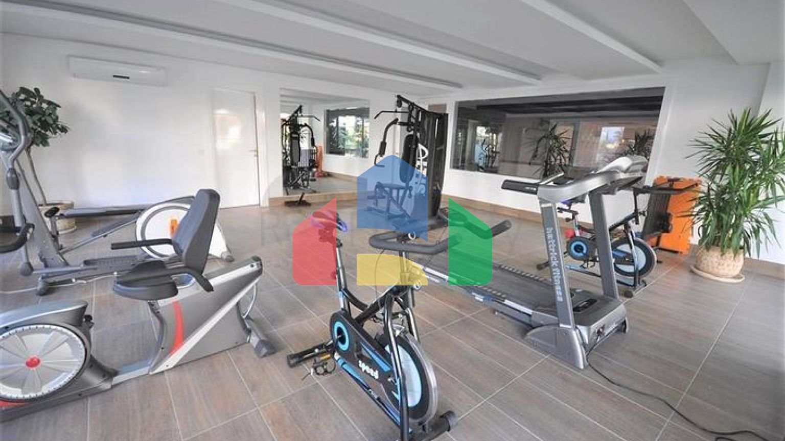 Простора трикімнатна квартира з гарним видом на басейн