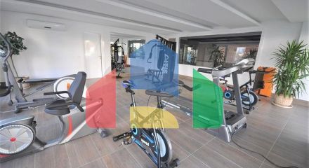 Простора трикімнатна квартира з гарним видом на басейн Простора трикімнатна квартира з гарним видом на басейн