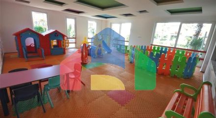 Простора трикімнатна квартира з гарним видом на басейн Простора трикімнатна квартира з гарним видом на басейн