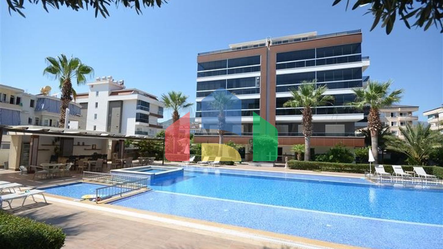 Простора трикімнатна квартира з гарним видом на басейн