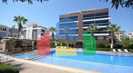 Простора трикімнатна квартира з гарним видом на басейн Простора трикімнатна квартира з гарним видом на басейн