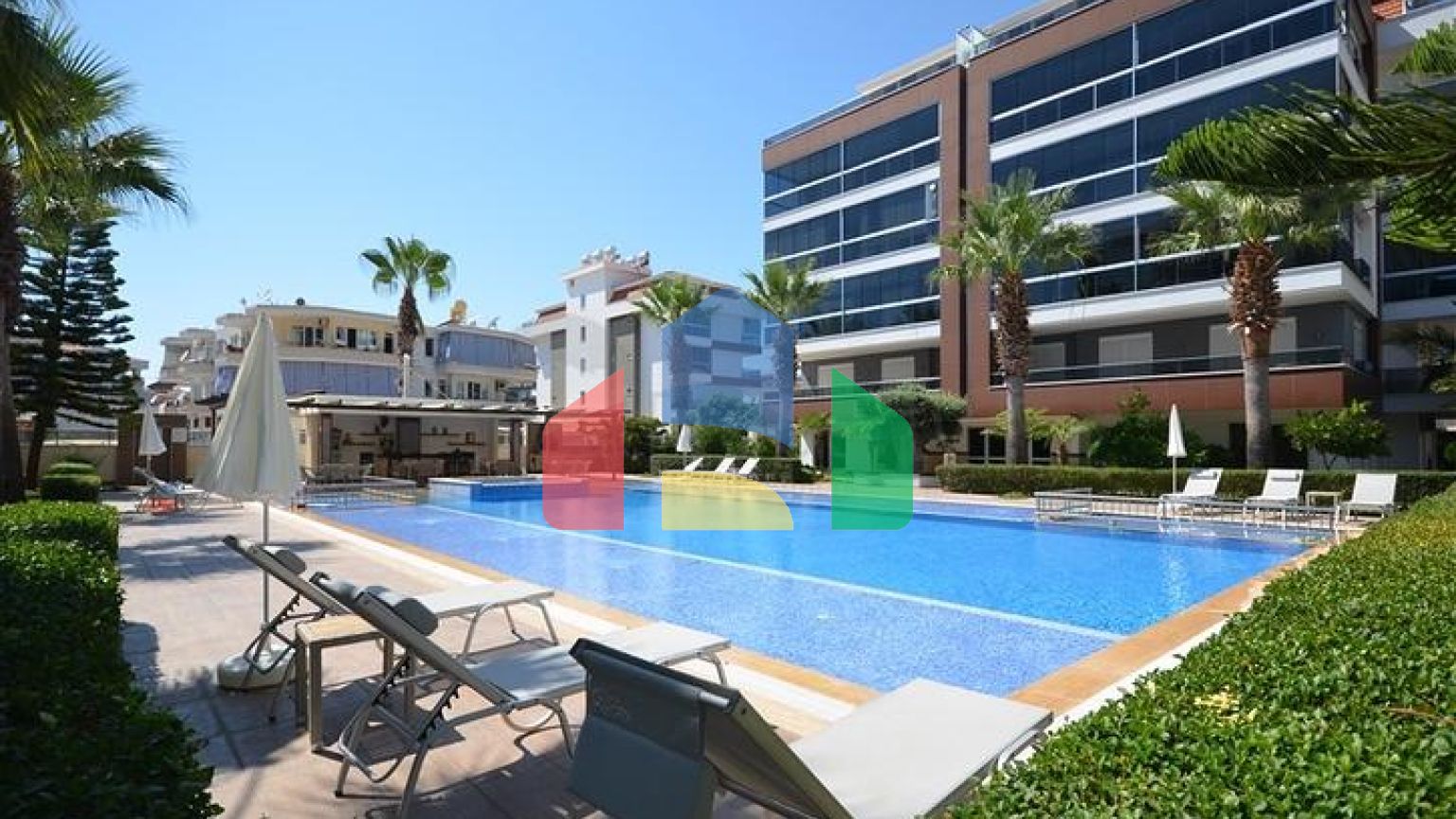 Простора трикімнатна квартира з гарним видом на басейн