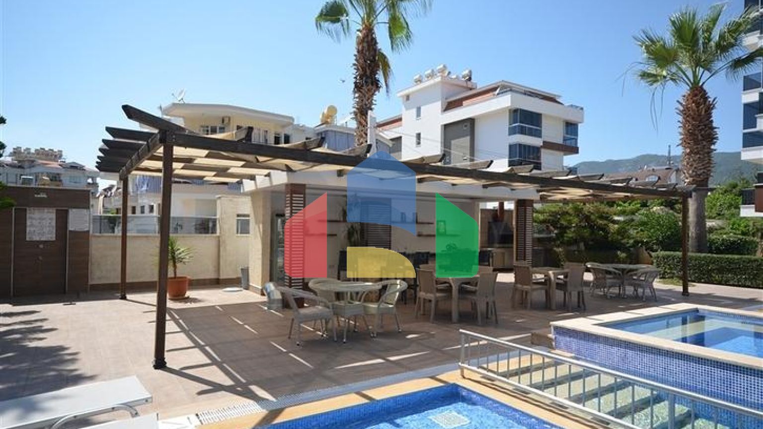 Простора трикімнатна квартира з гарним видом на басейн