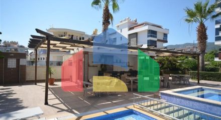 Простора трикімнатна квартира з гарним видом на басейн Простора трикімнатна квартира з гарним видом на басейн