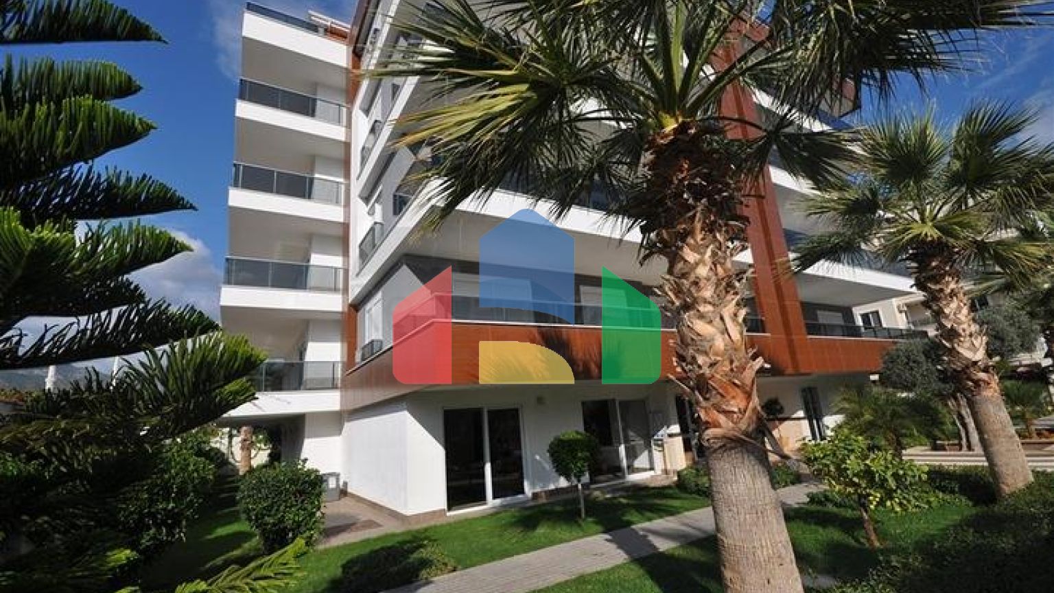 Простора трикімнатна квартира з гарним видом на басейн