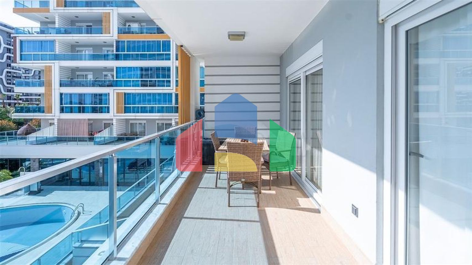 Сучасна квартира 1 + 1 в житловому комплексі з багатою інфраструктурою біля моря