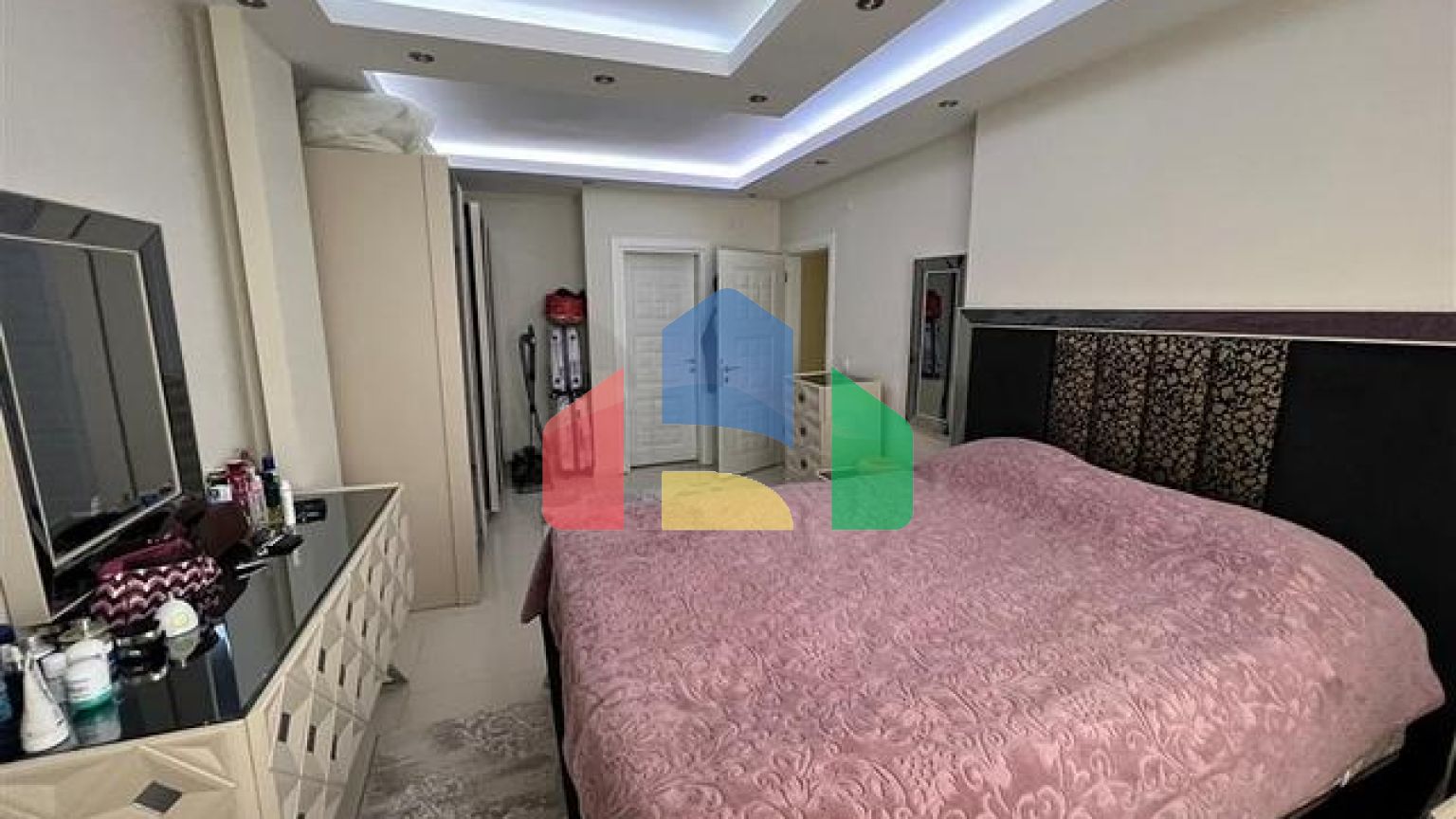 Просторная трехкомнатная квартира в пешей доступности к морю в открытом под ВНЖ районе Тосмур