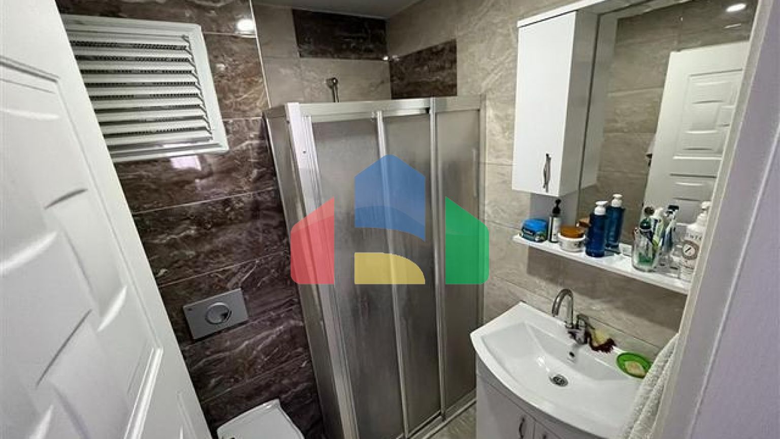 Просторная трехкомнатная квартира в пешей доступности к морю в открытом под ВНЖ районе Тосмур