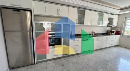 Квартира планировкой 3+1 в районе Тосмур 50м до моря.