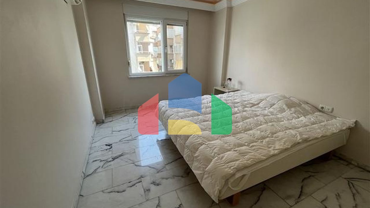 Квартира планировкой 3+1 в районе Тосмур 50м до моря.