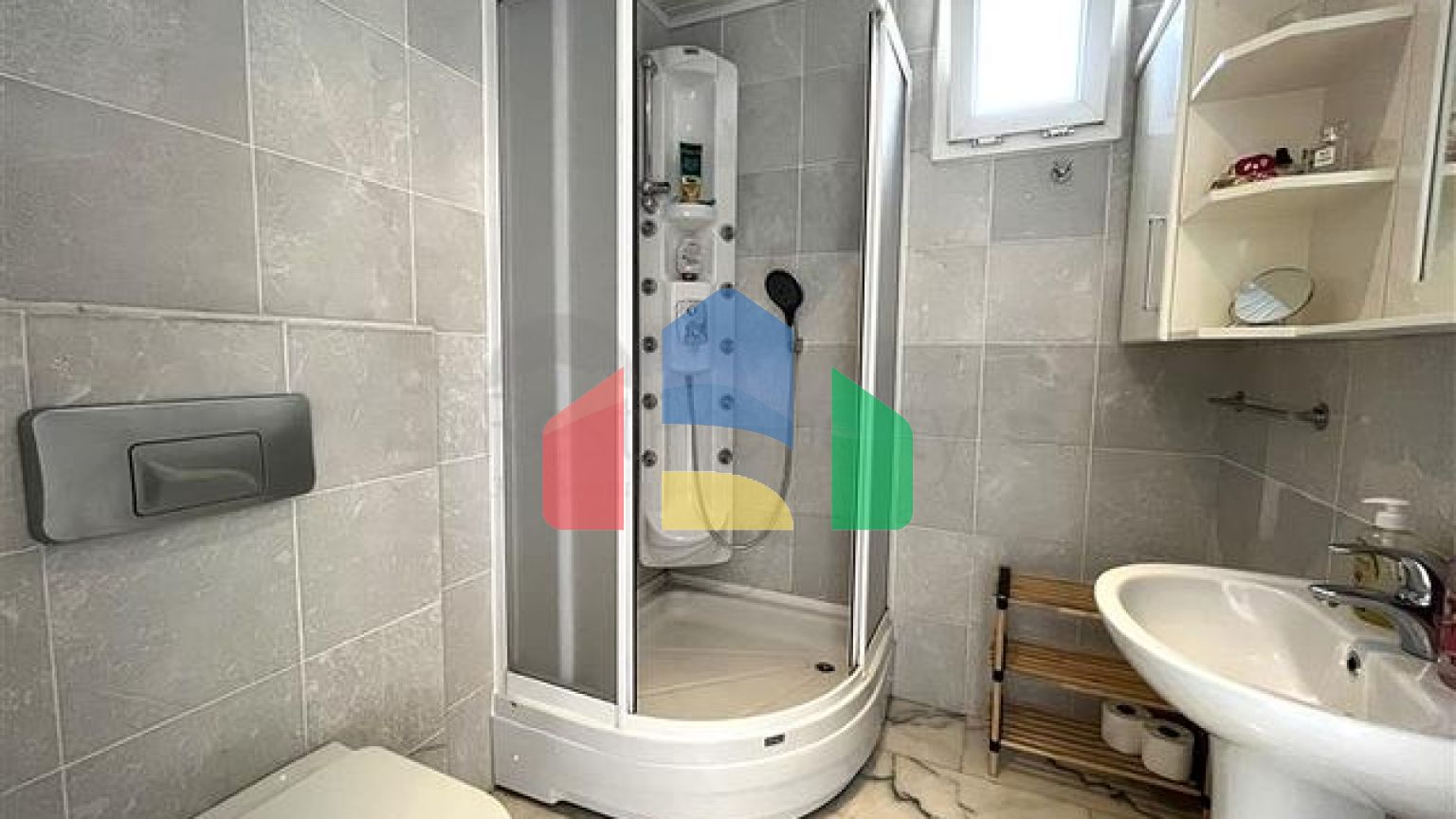 Квартира планировкой 3+1 в районе Тосмур 50м до моря.