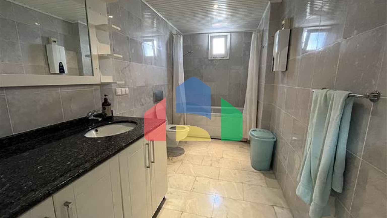 Квартира планировкой 3+1 в районе Тосмур 50м до моря.