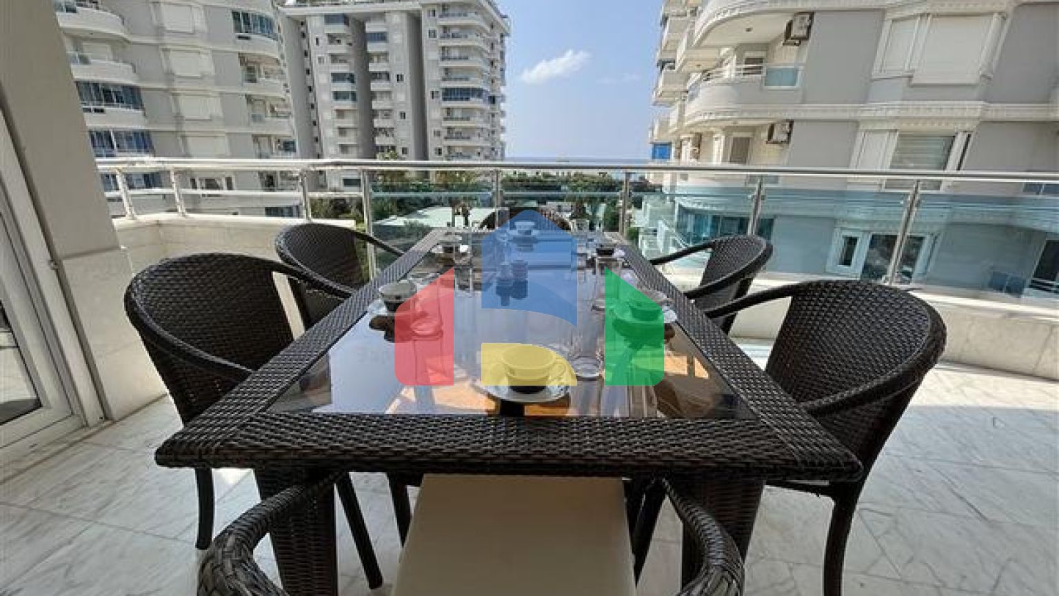 Квартира планировкой 3+1 в районе Тосмур 50м до моря.