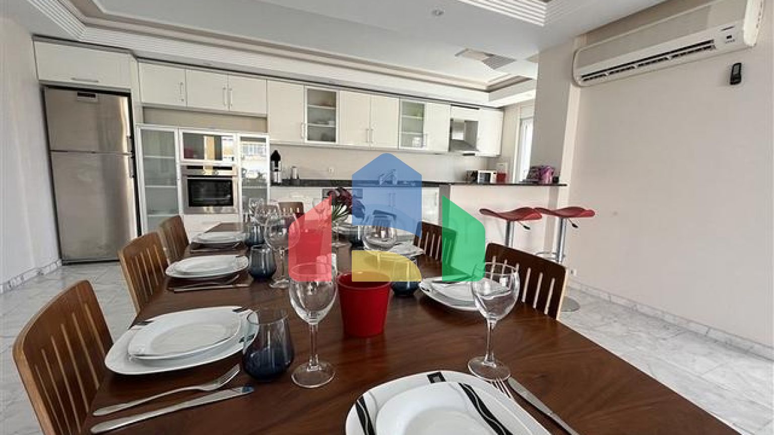 Квартира планировкой 3+1 в районе Тосмур 50м до моря.