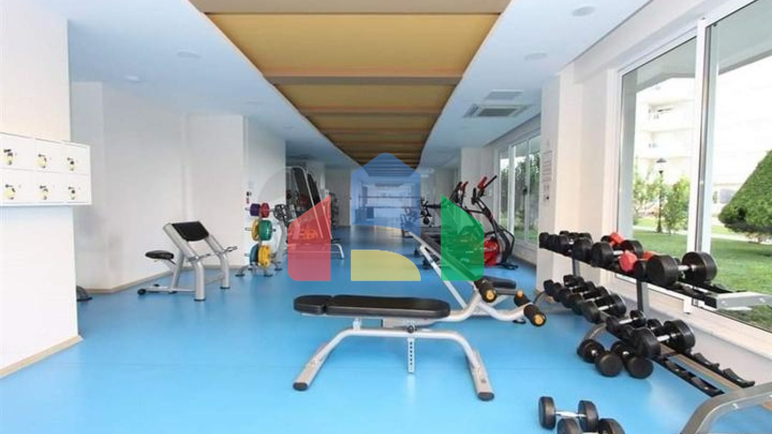 Квартира планировкой 3+1 в районе Тосмур 50м до моря.