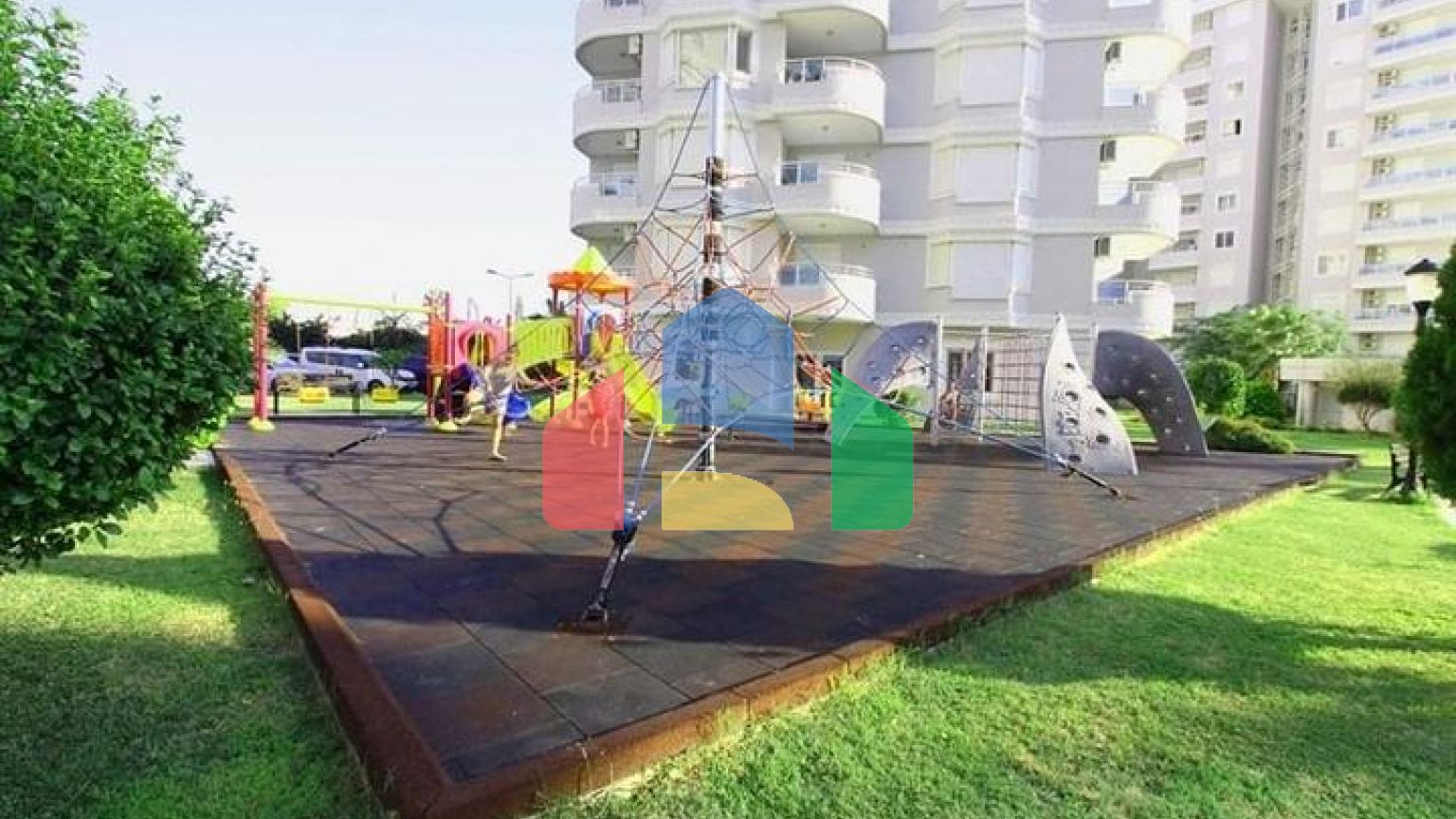 Квартира планировкой 3+1 в районе Тосмур 50м до моря.