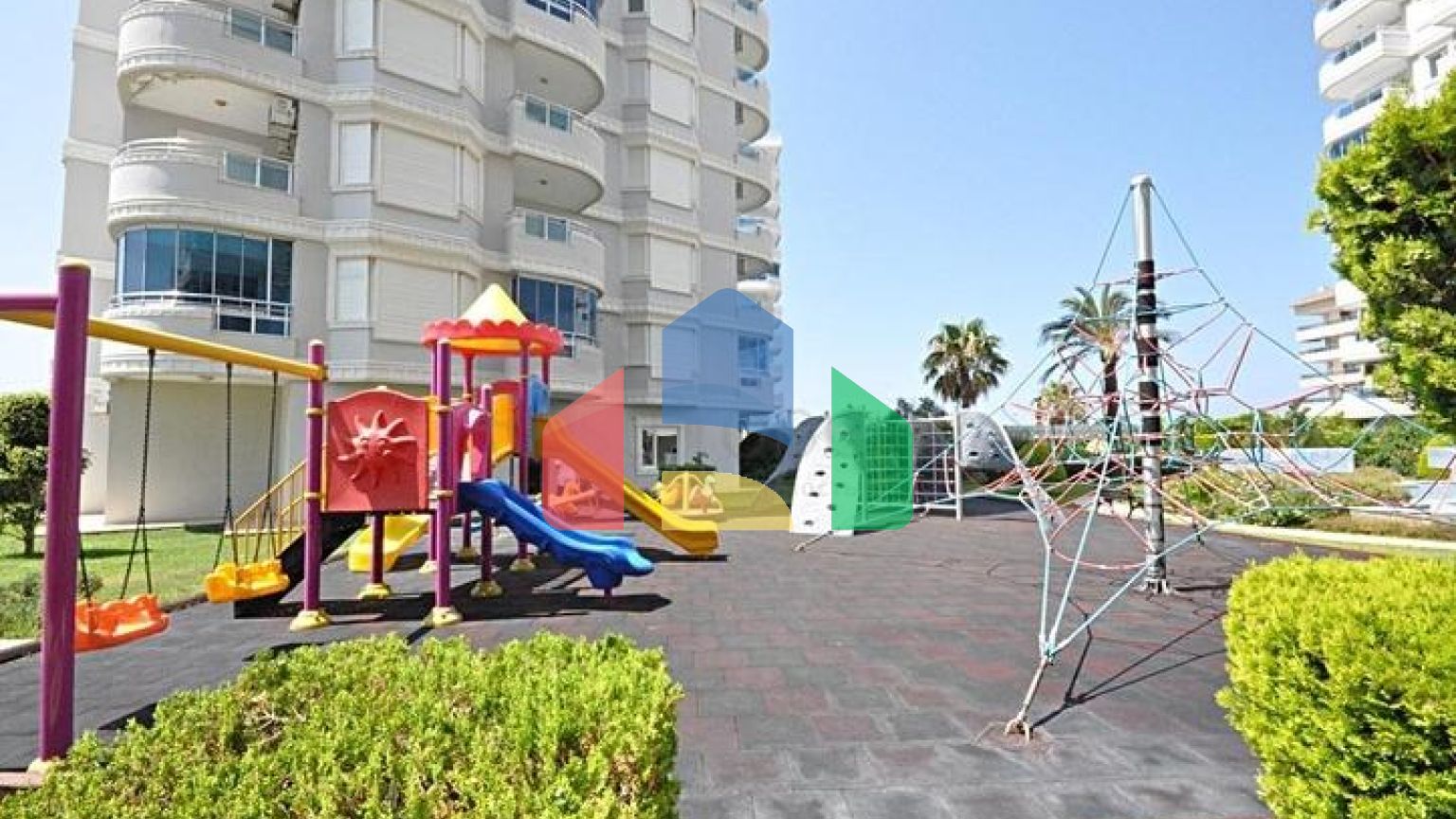 Квартира планировкой 3+1 в районе Тосмур 50м до моря.